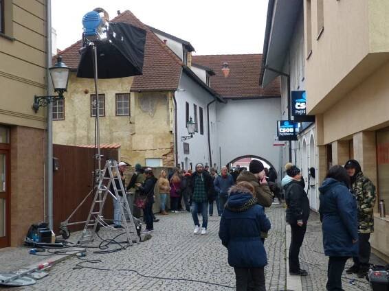 OBRAZEM: V Berouně se natáčel seriál Modrý kód. Dorazil i Roman Zach | Náš REGION