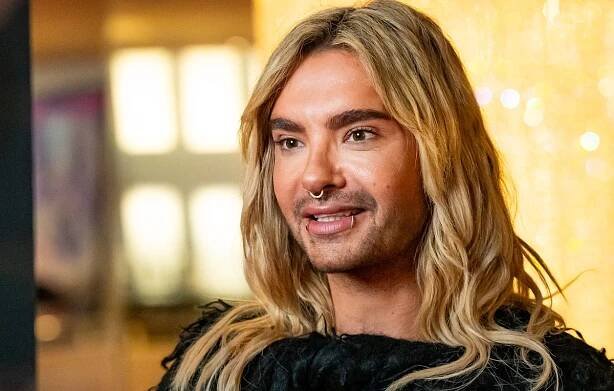 PRODUKTION - 27.10.2024, Hamburg: Bill Kaulitz während eines Interviews. Bill Kaulitz besucht den Cast vom Pop-Musical «& Julia» im Stage Operettenhaus.

Bill Kaulitz musste vor den Feuern in Los  ...