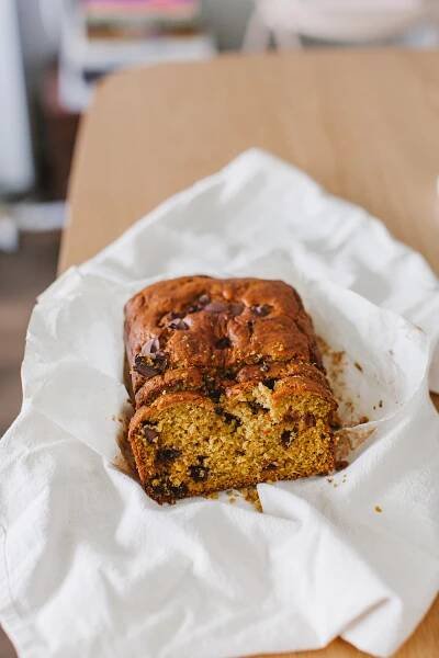Pumpkin Bread recipe with bananas and chocolate chips - so perfect as a fall bread or winter bread, or even a little afternoon autumn snack! Enjoy this easy bread recipe | bygabriella.co @gabivalladares