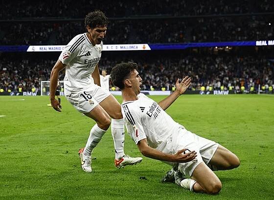 Jacobo Ramon a Jesus Vallejo slaví gól Realu Madrid proti Mallorce.