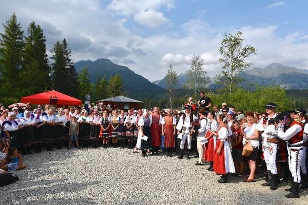 Lúčnica in Tatry – Singing at Štrbské pleso (mountain lake in High Tatras) – Lúčnica