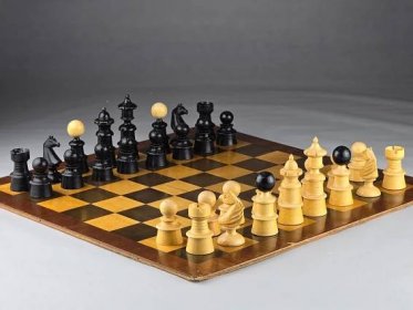 krásné dřevěvé starožitné šachy se šachovnicí