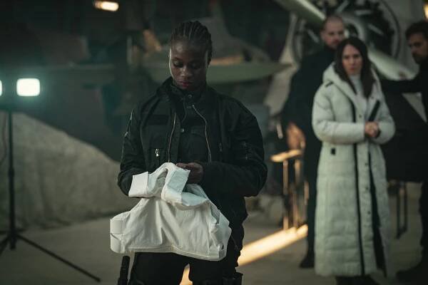 Recenze: Sci-fi thriller V ráji má děsivý koncept, působivý futuristický svět a rozhodně není procházkou růžovým sadem