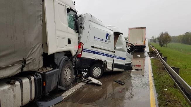 FOTO: Dnešní ráno na dálnici D1. Nehoda celkem 11 vozidel, dva lidé se těžce zranili