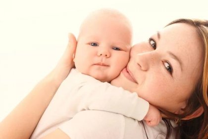 Stáhnout - Sladké dítě obejmout svou matku, izolované na bílém — Stock obrázek