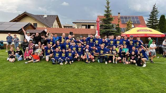 Fotbalisté Mařatic slavili postup i hokejový titul. Vytáhli demižon slivovice
