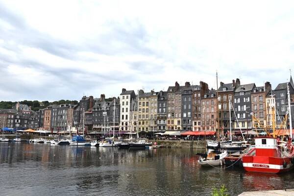 This view never gets old, on the other side of the harbor boats in the water and a row of colorful and diverse houses behind it