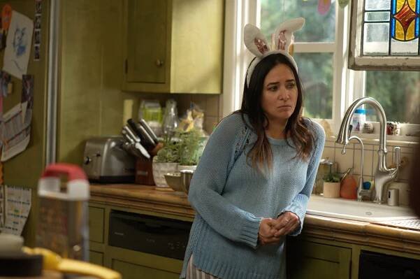Bude líp - Easter - Z filmu - Pamela Adlon