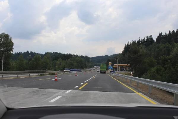 První jízda po opravené D1. Jsou tu zálivy i pískové bariéry