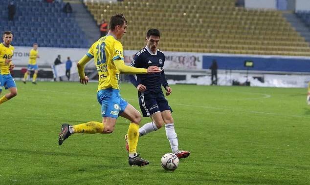 Fotbalisté Zlína (modré dresy) se v 17. kole FORTUNA:LIGY představili na hřišti Teplic.