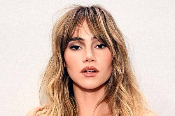 Pregnant Suki Waterhouse Shows Off Baby Bump in Chic Cropped Top for New Video