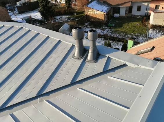 Roofman - Střechy a stavby na klíč| Rekonstrukce střechy RD Olomouc pro nové podkroví, vazníky, RUUKKI Classic, stavební