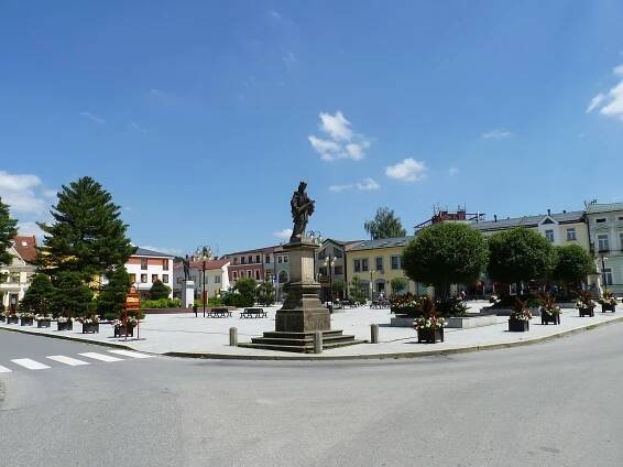 Pohled na náměstí od sochy sv. Jana Nepomuckého