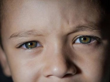 Poznávací znamení v očích vašeho dítěte, které může znamenat, že trpí autismem