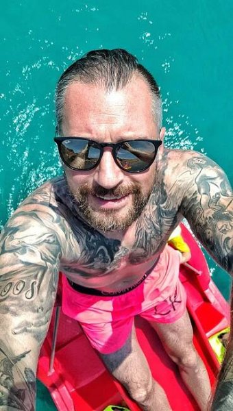 Zprávaři chytají bronz: Takhle svalovce Šebrleho ani krásnou Tománkovou za pultíkem neuvidíte!