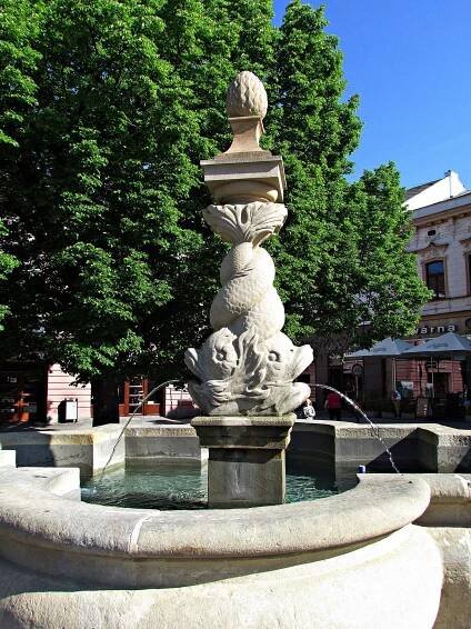 Fotogalerie Uherské Hradiště - dvojí podoba kašny z Masarykova náměstí - č. 2286712 | Turistika.cz