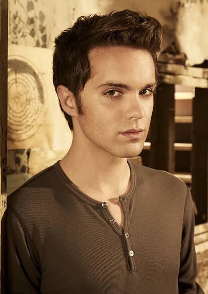 [Secret Circle Thomas Dekker 2011 Photo #2]