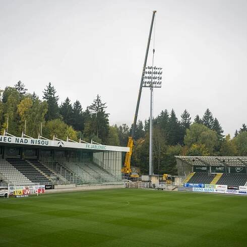 Stadion v Jablonci má nová světla. Rekonstrukce už byla potřeba