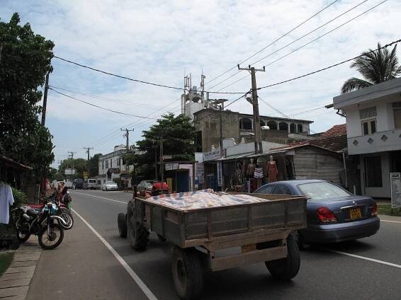 Soubor:Hikkaduwa, tractor on the street.JPG – Wikipedie
