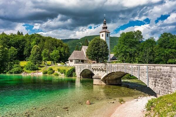 Kamenný most a kostel sv. Jana Křtitele patří k neodmyslitelným symbolům Bohinje