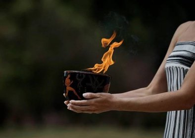 OBRAZEM: V Řecku zapálili olympijský oheň. Než dorazí do Paříže, urazí 12 000 kilometrů