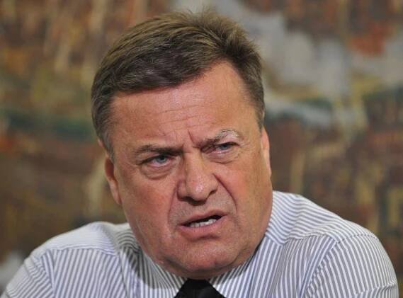 Zoran Janković je najbogatejši slovenski politik (sledi mu Gregor Golobič) in eden najbogatejših Slovencev. Pod palcem naj bi imel najmanj 30,6 milijona evrov. Kljub temu se je udeležil nedavnih protestov zoper bogatenje peščice na račun 99 odstotkov ljudi. Tudi županovanje Ljubljani naj bi finančno koristilo Jankoviću: Jankovićeva družina je po nekaterih ocenah zaslužila najmanj 5,6 milijona evrov samo s 5. julijem 2010 sprejetim občinskim prostorskim načrtom MOL-a. Narasla je namreč cena zemljišč, ki jih imajo v lasti člani družine Janković. Če bodo na teh zemljiščih zgradili stanovanjske prostore, pa bodo člani družine Janković lahko po nekaterih ocenah imeli prihodek 54 milijonov evrov. Foto: BoBo