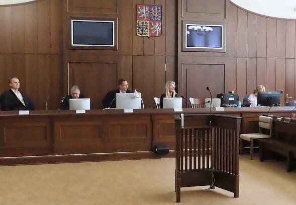 Krajský soud v Českých Budějovicích zahájil ve čtvrtek 30. května dopoledne proces s šestačtyřicetiletým mužem, který měl plánovat těžké ublížení na zdraví své bývalé přítelkyně.