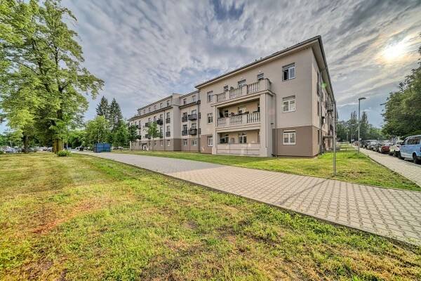 Pronájem bytu 2+kk 38 m² + balkon 4,9 m², Milovice - ZUZANA BEŇOVÁ 