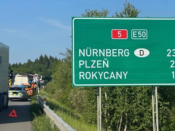 AKTUÁLNĚ: D5 na Plzeň stojí - na místě přistál vrtulník
