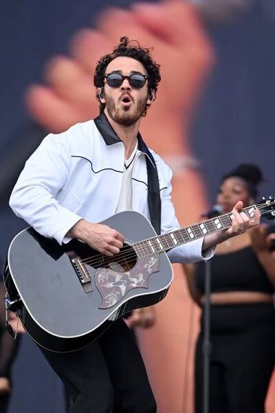 FOTO: Kevin Jonas opět koncertuje. – stránka 1