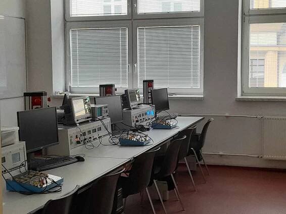 Fakulta elektrotechniky a informatiky na Univerzitě Pardubice, kde v pátek 4. února probíhal den otevřených dveří. Výhodou bylo, že mohl byt po dlouhé době opět „naživo“.