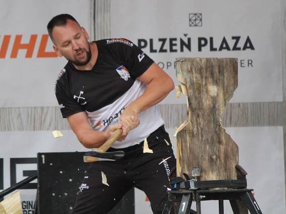 Dřevorubci štípali špalky rychlostí blesku. Pot a třísky tak létaly všude kolem