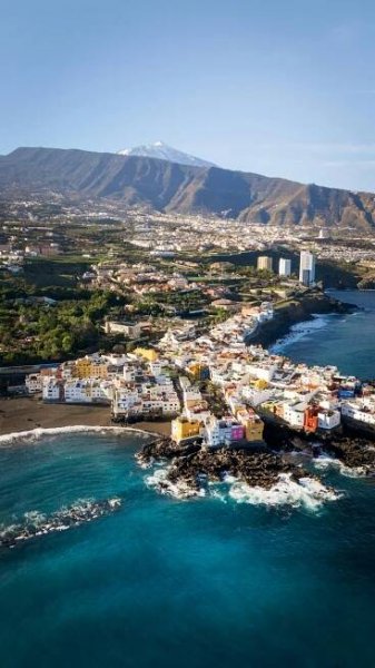 bezplatná Ohromující letecký pohled na Puerto de la Cruz na Tenerife s horou Teide v pozadí. Základová fotografie