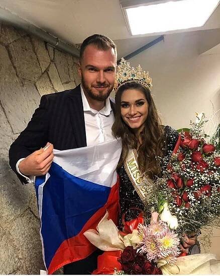 Zamilované fotky v měsíci lásky: S tímhle fešákem chodí úřadující nejkrásnější dívka světa Karolína Kokešová