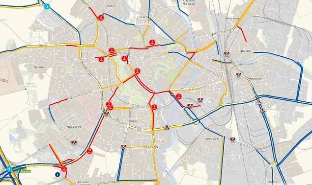 Kolony a zácpy po celé Olomouci. Opravy Velkomoravské v ranní špičce notně zkomplikovaly dopravu