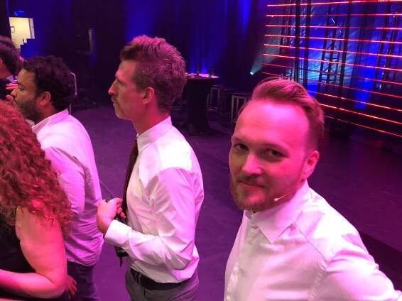 Soubor:Arjen Lubach with Josh Meyers at Boom Chicago's 25th anniversary at Carre.jpg