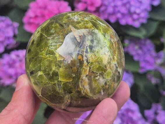 Opál zelený koule 511g z Madagaskaru Ø75mm - naturshop.cz