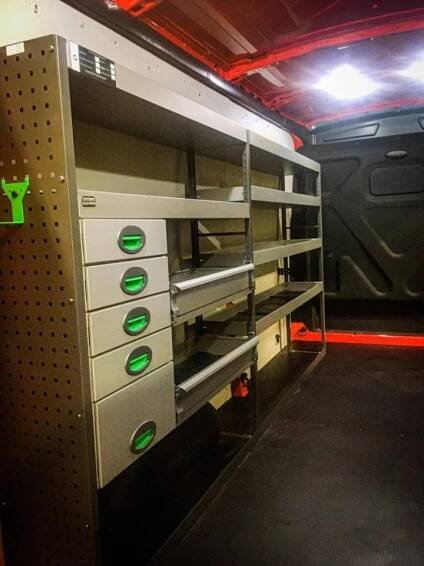 Pojízdné dílny, servisní a montážní vestavby do aut, police, regály a šuplíky do dodávek System Edström