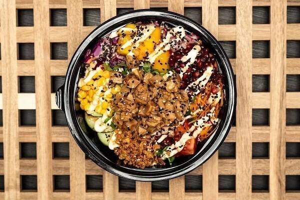 Poke bowl s kuřecím teriyaki