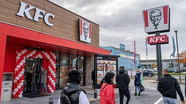 KFC na Dubině je otevřeno. Prvních 100 zákazníků v Ostravě mělo kyblík zdarma