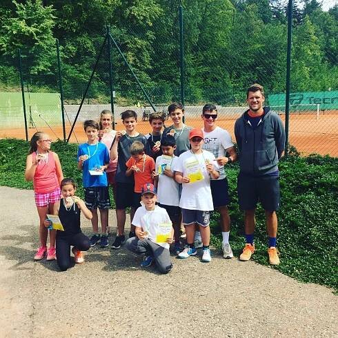 Tenis Brno - Líšeň, TENIS U LOMU. Čtyři antukové kurty a hospůdka.