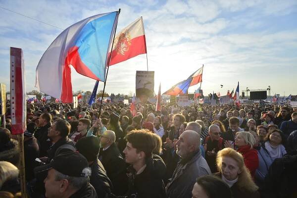 Demonstrace na obranu institucí. Milion chvilek zahájí protest dnes odpoledne