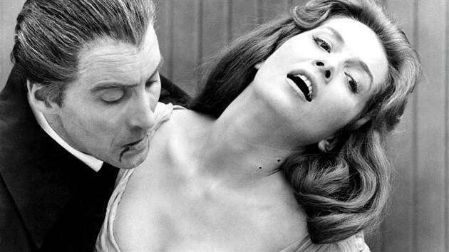 Erotické podtóny v upírských filmech nejde přehlédnout. Takhle ztvárnili upíra a jeho oběť  Christopher Lee a Barbara Shelley v roce 1966.