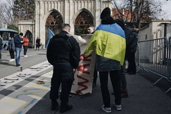 Praha přejmenuje ulici u ruské ambasády na Ukrajinských hrdinů. Laciné PR, zní z ANO