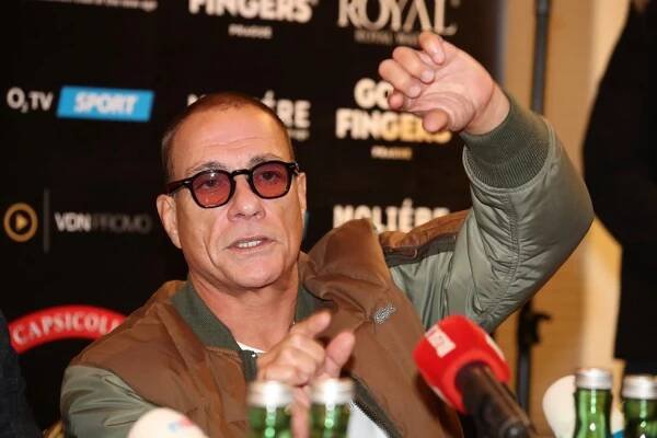 Jean-Claude Van Damme (63) v Praze: Úsměvy, podpisy a nadšení z obrazu!