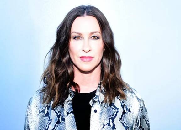 Alanis Morissette se do Prahy vrátí po 17 letech. Na 8. ročníku festivalu Metronome představí energickou show plnou života a svých legendárních písní.