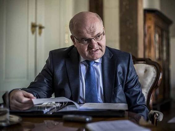 Výpověď ministra Hermana z ÚSTR je neplatná, potvrdil soud