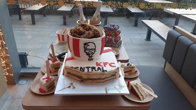 KFC otevřelo na Mostecku druhou pobočku. Lidé stáli frontu na kyblíky zdarma