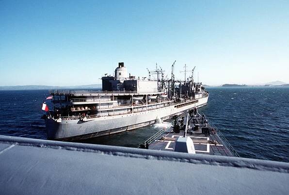 Soubor:USS O'Bannon (DD-987) comes alongside the Chilean tanker Almirante Jorge Montt (52) in 1991.jpeg – Wikipedie