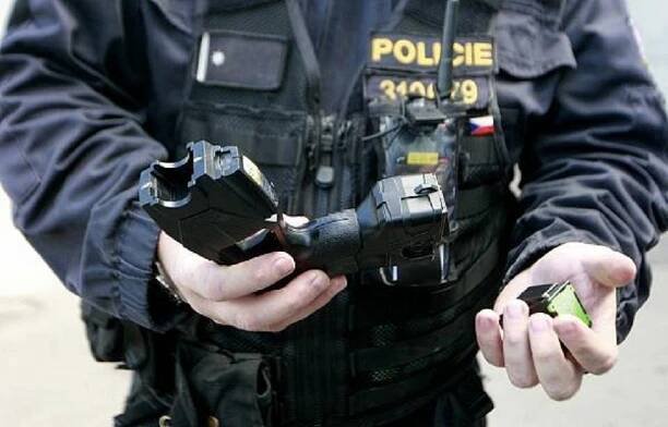 POLICIE ČR: zásah proti sebevrahovi (použití taseru)